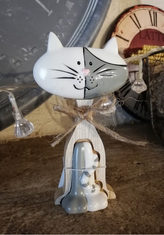 Objet chat de décoration Cooper en bois et céramique blanc et gris
