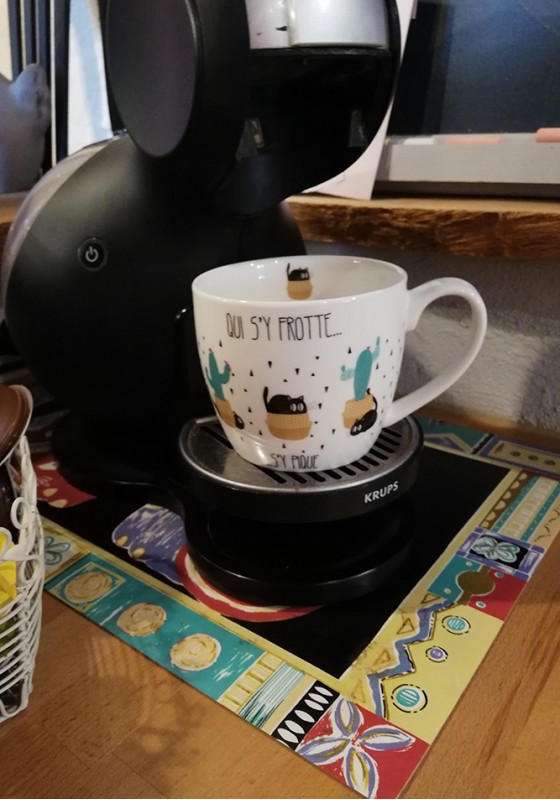 Mug chat tisanière en porcelaine blanche ou noire Chaltimbanques avec  infuseur et couvercle